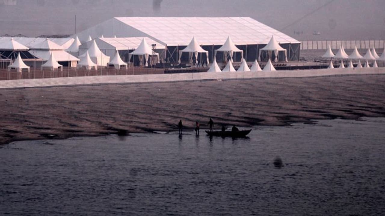 काशी टेंट सिटी को लेकर जानिए क्यों आमने सामने आए संत और महंत, आखिर किस बात पर है नाराजगी