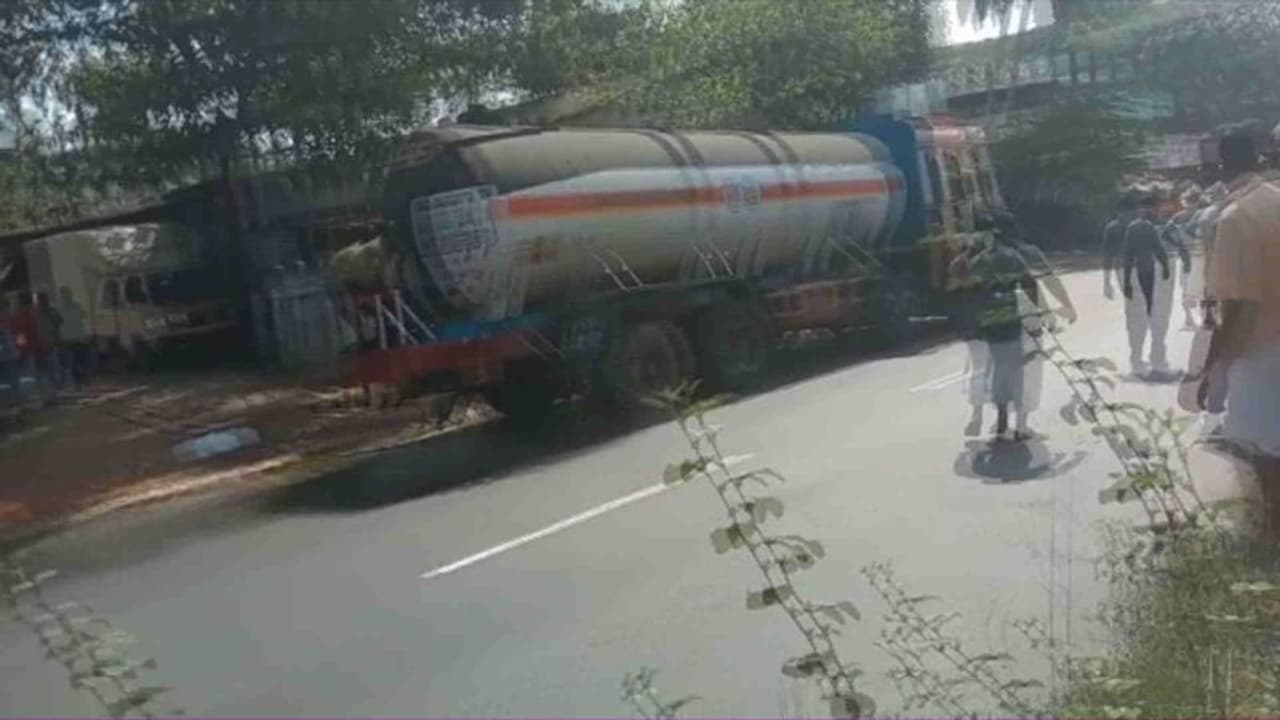 மினி பேருந்து மீது லாரி மோதி விபத்து; போதையில் தள்ளாடிய ஓட்டுநர் கைது