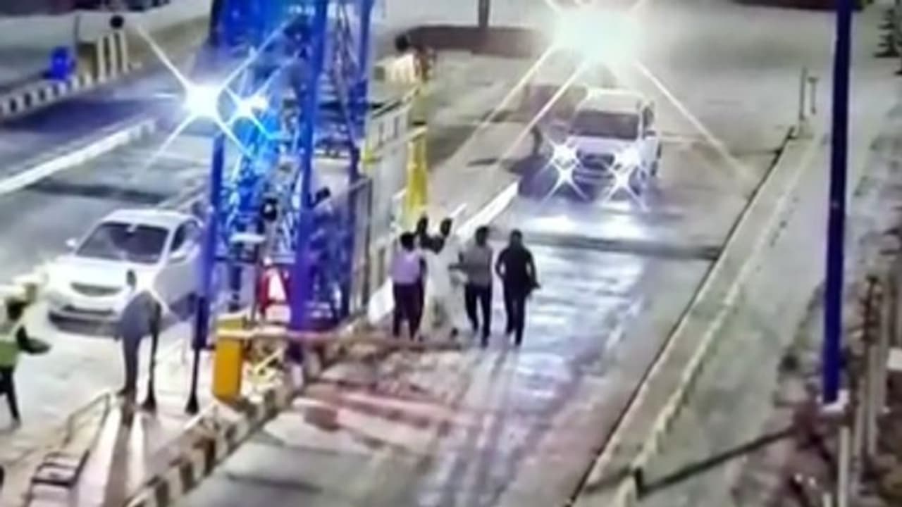 నేను ఎవరిపై దాడి చేయలేదు.. రోడ్డు నిర్మాణం పూర్తికాకముందే టోల్ వసూలు చేస్తున్నారు: ఎమ్మెల్యే దుర్గం చిన్నయ్య నేను ఎవరిపై దాడి చేయలేదు.. రోడ్డు నిర్మాణం పూర్తికాకముందే టోల్ వసూలు చేస్తున్నారు: ఎమ్మెల్యే దుర్గం చిన్నయ్య