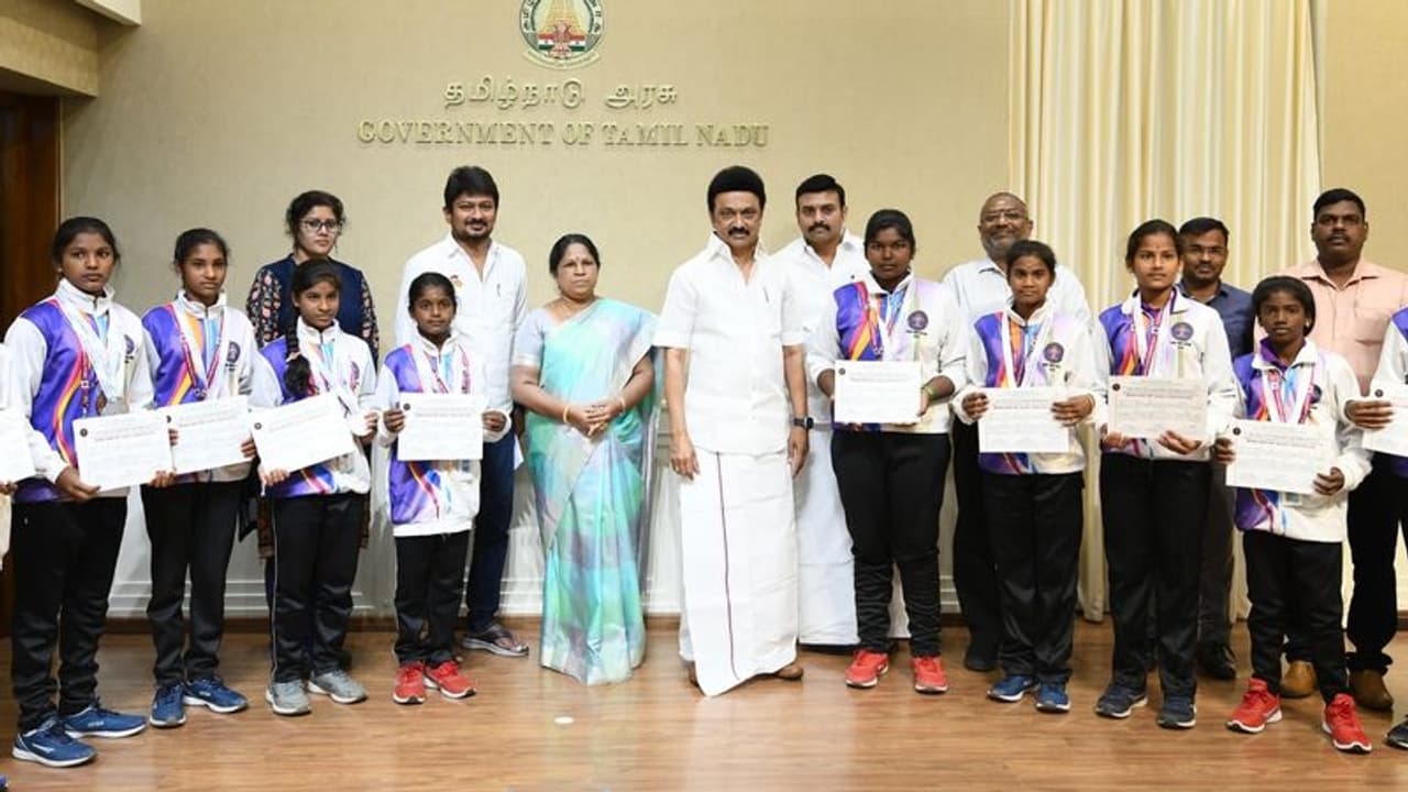 விளையாட்டு போட்டியில் பதக்கம் வென்ற பழங்குடியின மாணவர்களுக்கு முதல்வர் நேரில் வாழ்த்து விளையாட்டு போட்டியில் பதக்கம் வென்ற பழங்குடியின மாணவர்களுக்கு முதல்வர் நேரில் வாழ்த்து