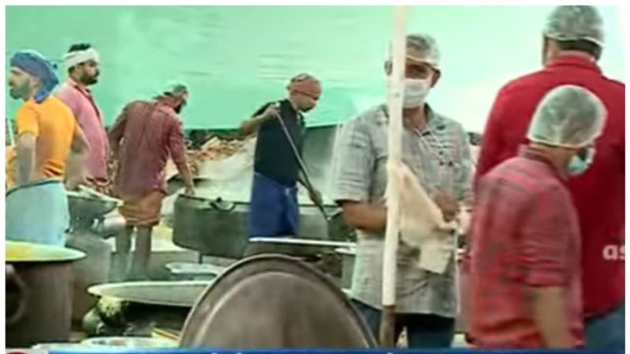 കലോത്സവത്തിലെ അടുക്കളയിലും പരിശോധനക്കെത്തി ഭക്ഷ്യസുരക്ഷാ വകുപ്പ് ഉദ്യോ​ഗസ്ഥർ; സംസ്ഥാനത്താകെ കർശന പരിശോധന