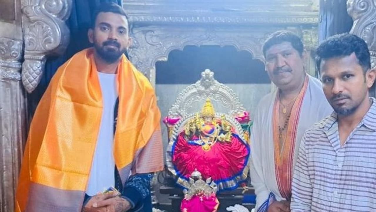 ಮದುವೆಗೂ ಮುನ್ನ ಚಾಮುಂಡೇಶ್ವರಿ ದೇವಿಯ ದರ್ಶನ ಪಡೆದ ಟೀಂ ಇಂಡಿಯಾ ಕ್ರಿಕೆಟಿಗ ಕೆ ಎಲ್ ರಾಹುಲ್ ಮದುವೆಗೂ ಮುನ್ನ ಚಾಮುಂಡೇಶ್ವರಿ ದೇವಿಯ ದರ್ಶನ ಪಡೆದ ಟೀಂ ಇಂಡಿಯಾ ಕ್ರಿಕೆಟಿಗ ಕೆ ಎಲ್ ರಾಹುಲ್