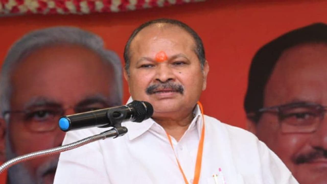 పవన్ను వీక్ చేసేందుకు జగన్, కేసీఆర్ల కుట్ర.. వియ్యంకుడు బీఆర్ఎస్లో చేరడంపై వీర్రాజు ఏమంటారు?: కన్నా సంచలనం పవన్ను వీక్ చేసేందుకు జగన్, కేసీఆర్ల కుట్ర.. వియ్యంకుడు బీఆర్ఎస్లో చేరడంపై వీర్రాజు ఏమంటారు?: కన్నా సంచలనం