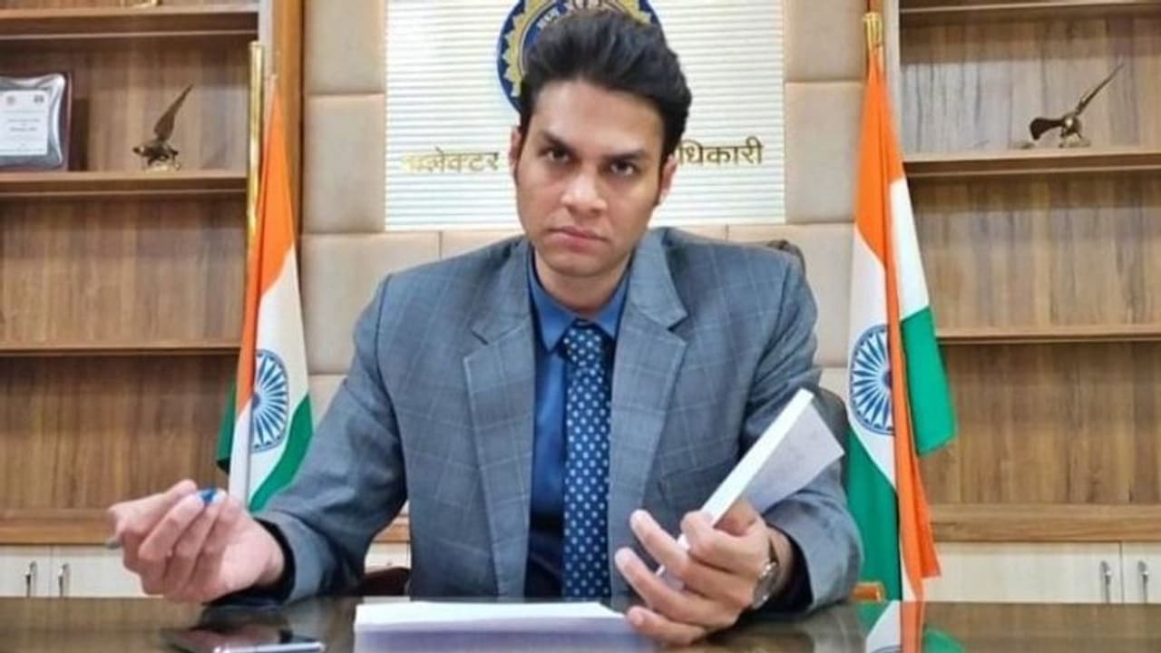 जिंदा महिला को मृत बता कर बंद कर दी पेंशन, कलेक्टर ने किया ऐसा इंसाफ लोग कह रहे असली नायक हैं ये जिंदा महिला को मृत बता कर बंद कर दी पेंशन, कलेक्टर ने किया ऐसा इंसाफ लोग कह रहे असली नायक हैं ये