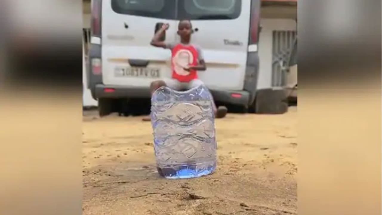 വെള്ളക്കുപ്പിയിലേയ്ക്ക് കൃത്യമായി കല്ലെറിയുന്ന ബാലന്; വീഡിയോയ്ക്ക് പിന്നിലെ രഹസ്യം... വെള്ളക്കുപ്പിയിലേയ്ക്ക് കൃത്യമായി കല്ലെറിയുന്ന ബാലന്; വീഡിയോയ്ക്ക് പിന്നിലെ രഹസ്യം...