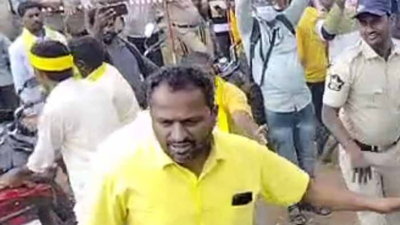 కుప్పం గడ్డూరు వద్ద టెన్షన్: టీడీపీ శ్రేణులు , పోలీసుల మధ్య తోపులాట కుప్పం గడ్డూరు వద్ద టెన్షన్: టీడీపీ శ్రేణులు , పోలీసుల మధ్య తోపులాట