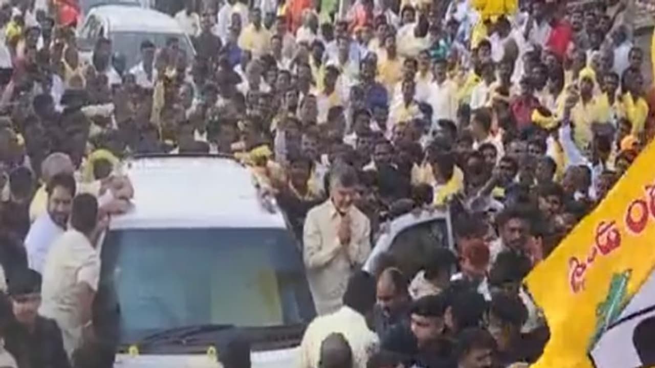 చంద్రబాబును పెద్దూరు వద్ద అడ్డుకున్న పోలీసులు.. తీవ్ర ఆగ్రహం వ్యక్తం చేసిన టీడీపీ అధినేత..