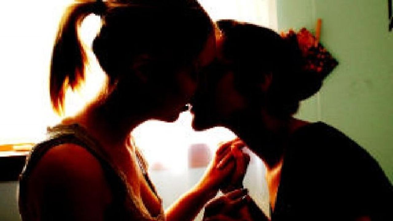 2 सहेलियां रोजाना बनाती थी शारीरिक संबंध, एक दिन सेक्स करते दोस्त ने रंगेहाथ पकड़ा...फिर जो हुआ वो कांड था 2 सहेलियां रोजाना बनाती थी शारीरिक संबंध, एक दिन सेक्स करते दोस्त ने रंगेहाथ पकड़ा...फिर जो हुआ वो कांड था