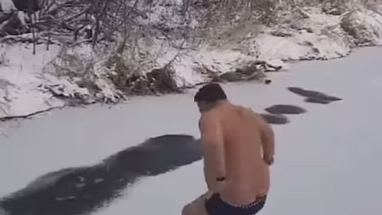തണുത്തുറഞ്ഞ തടാകത്തിലേക്ക് അടിവസ്ത്രം മാത്രം ഇട്ട് ചാടി; പിന്നീട് സംഭവിച്ചത്! തണുത്തുറഞ്ഞ തടാകത്തിലേക്ക് അടിവസ്ത്രം മാത്രം ഇട്ട് ചാടി; പിന്നീട് സംഭവിച്ചത്!