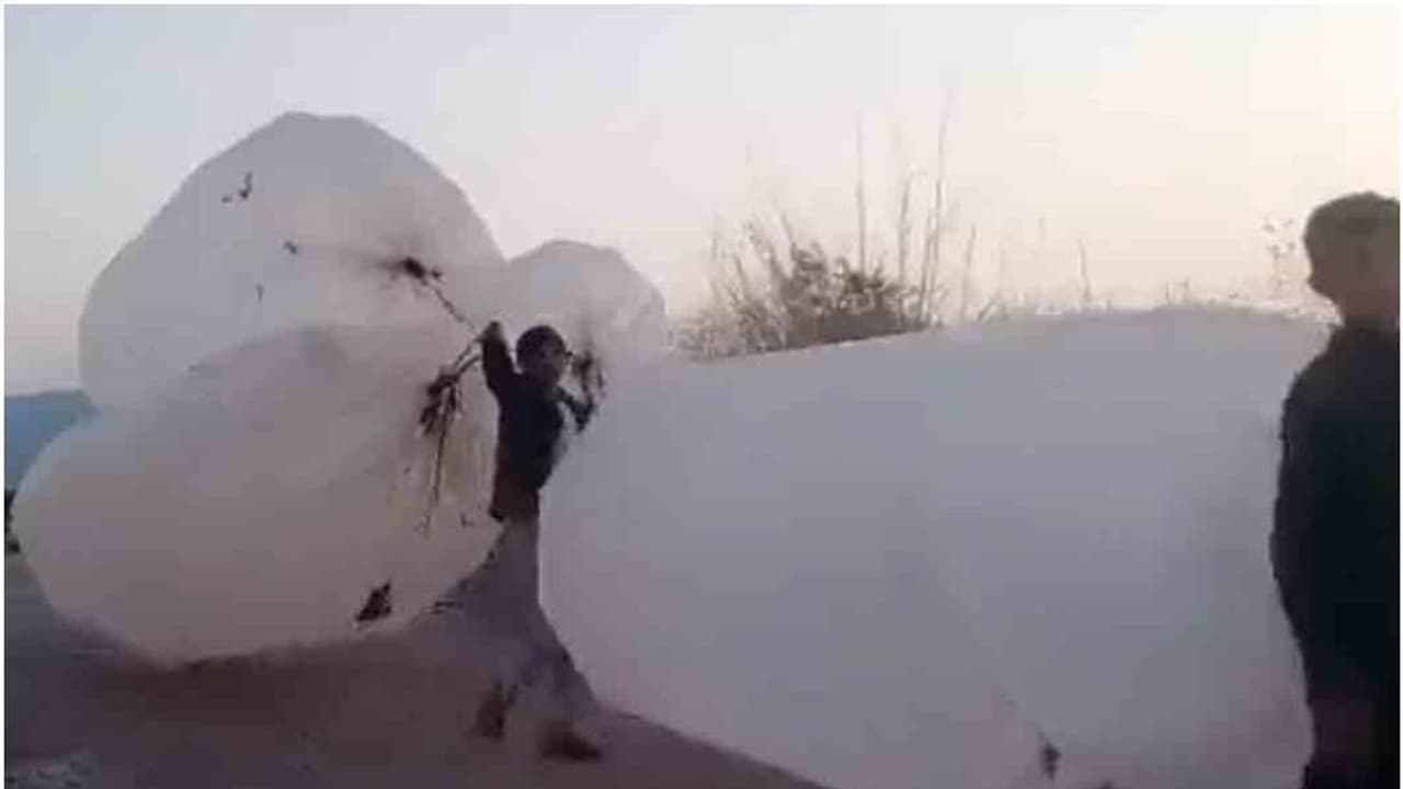 പാചകവാതക പ്രതിസന്ധി: പാക്കിസ്ഥാനില്‍ പ്ലാസ്റ്റിക് കവറുകളില്‍ ഗ്യാസ് നിറച്ച് നാട്ടുകാര്‍