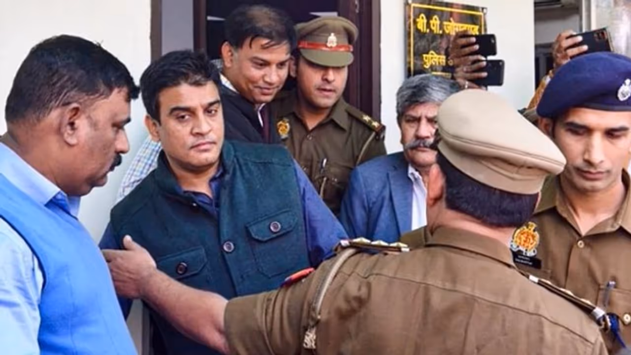 ACP की इस हरकत पर भड़के सपा विधायक इरफान सोलंकी, देखें वायरल वीडियो ACP की इस हरकत पर भड़के सपा विधायक इरफान सोलंकी, देखें वायरल वीडियो