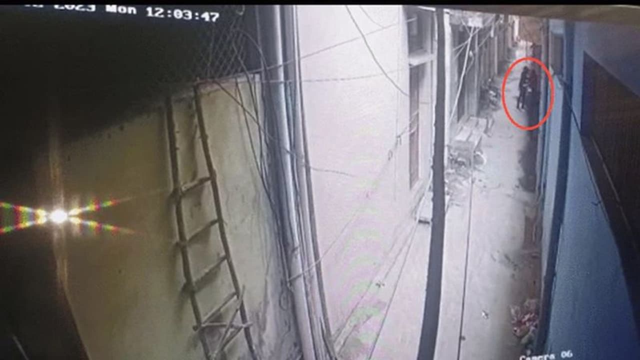 பேசாமல் இருந்த தோழியை சரமாரியாகக் கத்தியால் குத்திய இளைஞர் பேசாமல் இருந்த தோழியை சரமாரியாகக் கத்தியால் குத்திய இளைஞர்