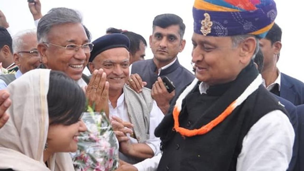 मुख्यमंत्री अशोक गहलोत ने जनता को दी बड़ी राहत, अब लाखों लोगों को मिलेगी ये खास सुविधा मुख्यमंत्री अशोक गहलोत ने जनता को दी बड़ी राहत, अब लाखों लोगों को मिलेगी ये खास सुविधा