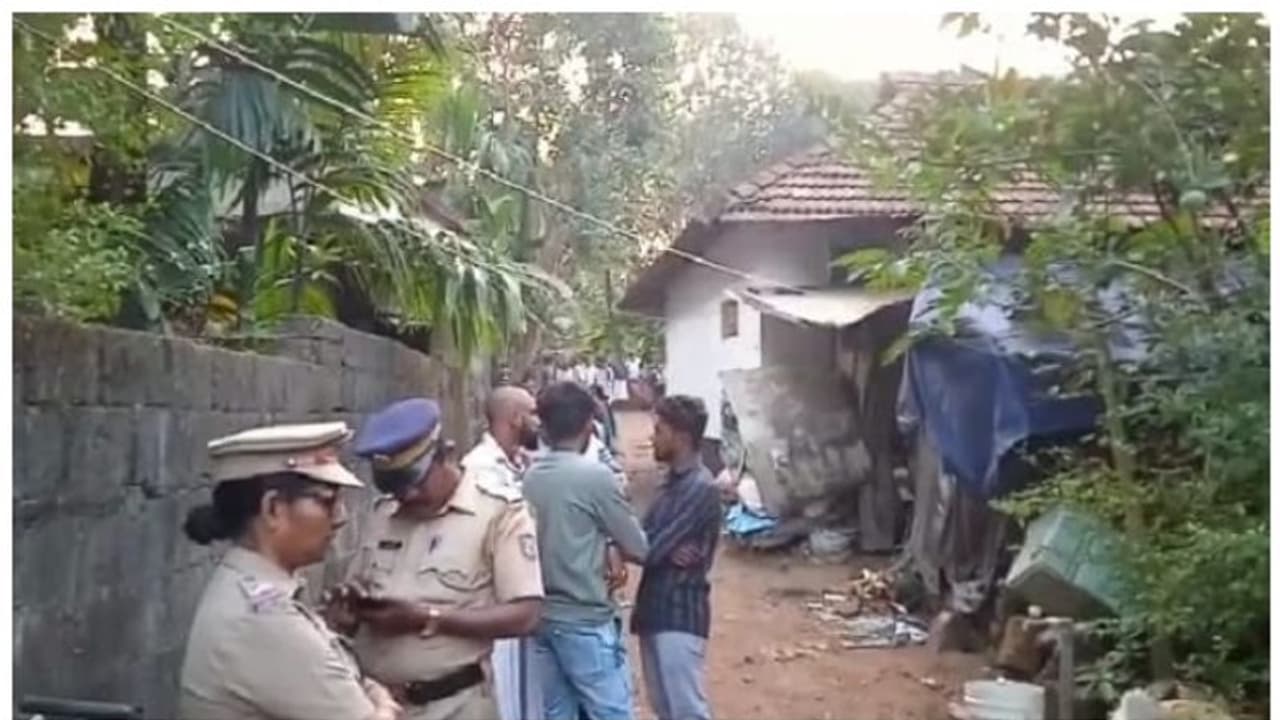 എറണാകുളത്ത് സ്ത്രീയെ വീട്ടിൽ മരിച്ച നിലയിൽ കണ്ടെത്തി; മൃതദേഹത്തിന് സമീപം ചോര പാടുകൾ എറണാകുളത്ത് സ്ത്രീയെ വീട്ടിൽ മരിച്ച നിലയിൽ കണ്ടെത്തി; മൃതദേഹത്തിന് സമീപം ചോര പാടുകൾ