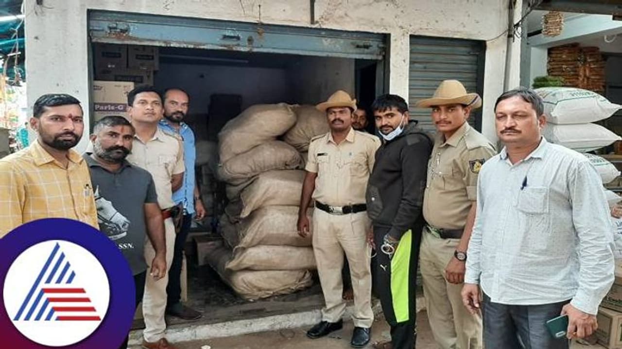 ರಾಮನಗರ: ಗೋಡನ್ ಬೀಗ ಮುರಿದು ಕಳ್ಳತನ ಮಾಡಿದ್ದ ಖದೀಮನ ಬಂಧನ ರಾಮನಗರ: ಗೋಡನ್ ಬೀಗ ಮುರಿದು ಕಳ್ಳತನ ಮಾಡಿದ್ದ ಖದೀಮನ ಬಂಧನ