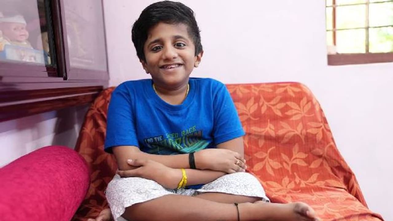 പാട്ടാണ് കൂട്ട്; ആദിത്യയും ഒപ്പം അമ്മയുമച്ഛനും നടന്ന വഴികളിൽ കൈപിടിച്ച അതിജീവനത്തിന്റെ സംഗീതം... പാട്ടാണ് കൂട്ട്; ആദിത്യയും ഒപ്പം അമ്മയുമച്ഛനും നടന്ന വഴികളിൽ കൈപിടിച്ച അതിജീവനത്തിന്റെ സംഗീതം...