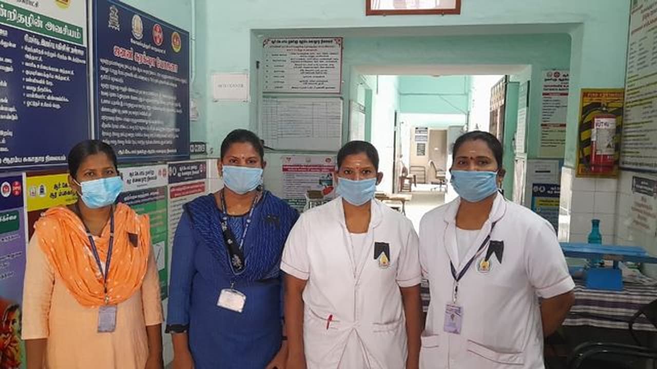 தமிழக அரசின் பணி நீக்கம் அறிவிப்புக்கு எதிர்ப்பு... கருப்பு பட்டை அணிந்தபடி பணியாற்றிய செவிலியர்கள்!! தமிழக அரசின் பணி நீக்கம் அறிவிப்புக்கு எதிர்ப்பு... கருப்பு பட்டை அணிந்தபடி பணியாற்றிய செவிலியர்கள்!!