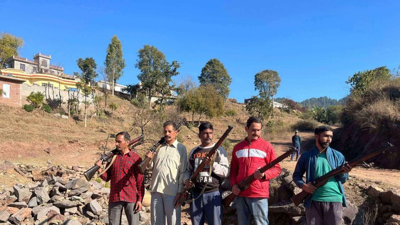 Rajouri Terror Attack: नाकाबंदी तोड़ भागे 3 संदिग्ध, पुलिस सेना का सर्च ऑपरेशन, गांववालों ने भी उठाईं बंदूकें Rajouri Terror Attack: नाकाबंदी तोड़ भागे 3 संदिग्ध, पुलिस सेना का सर्च ऑपरेशन, गांववालों ने भी उठाईं बंदूकें