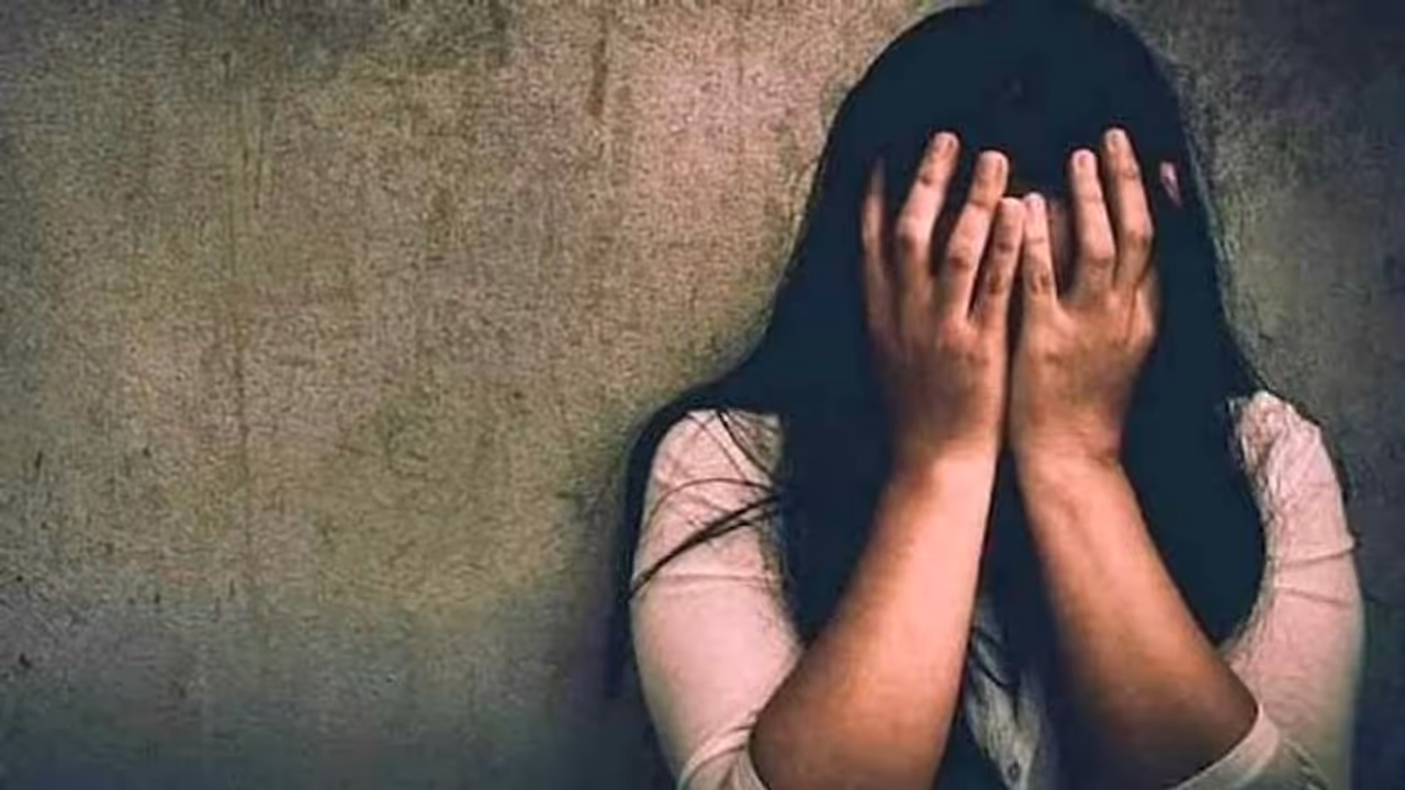 బాలికపై.. ఒకరికి తెలియకుండా మరొకరు అన్నదమ్ముల అత్యాచారం.. బ్లాక్ మెయిల్ చేస్తూ.. బాలికపై.. ఒకరికి తెలియకుండా మరొకరు అన్నదమ్ముల అత్యాచారం.. బ్లాక్ మెయిల్ చేస్తూ..