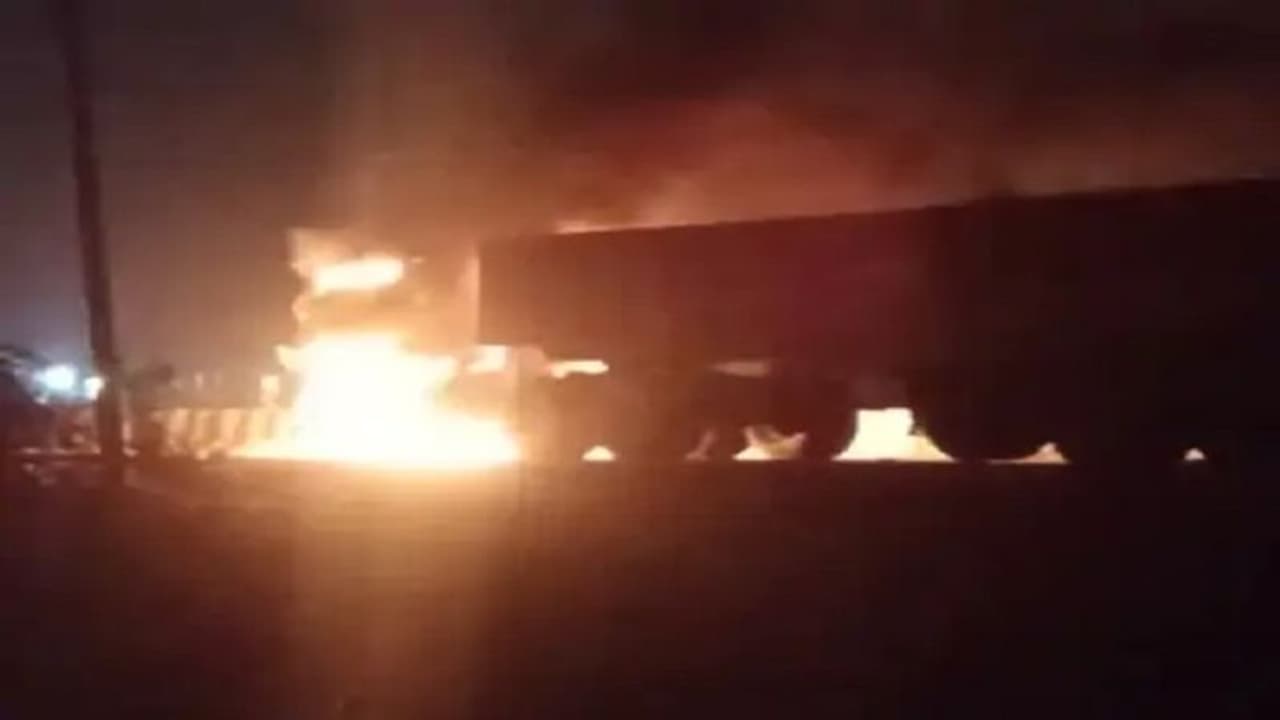 दिल्ली के बाद बांदा से सामने आई खौफनाक घटना, साढे़ तीन किमी तक डंपर ने घसीटा, स्कूटी समेत जली महिला की हुई मौत दिल्ली के बाद बांदा से सामने आई खौफनाक घटना, साढे़ तीन किमी तक डंपर ने घसीटा, स्कूटी समेत जली महिला की हुई मौत