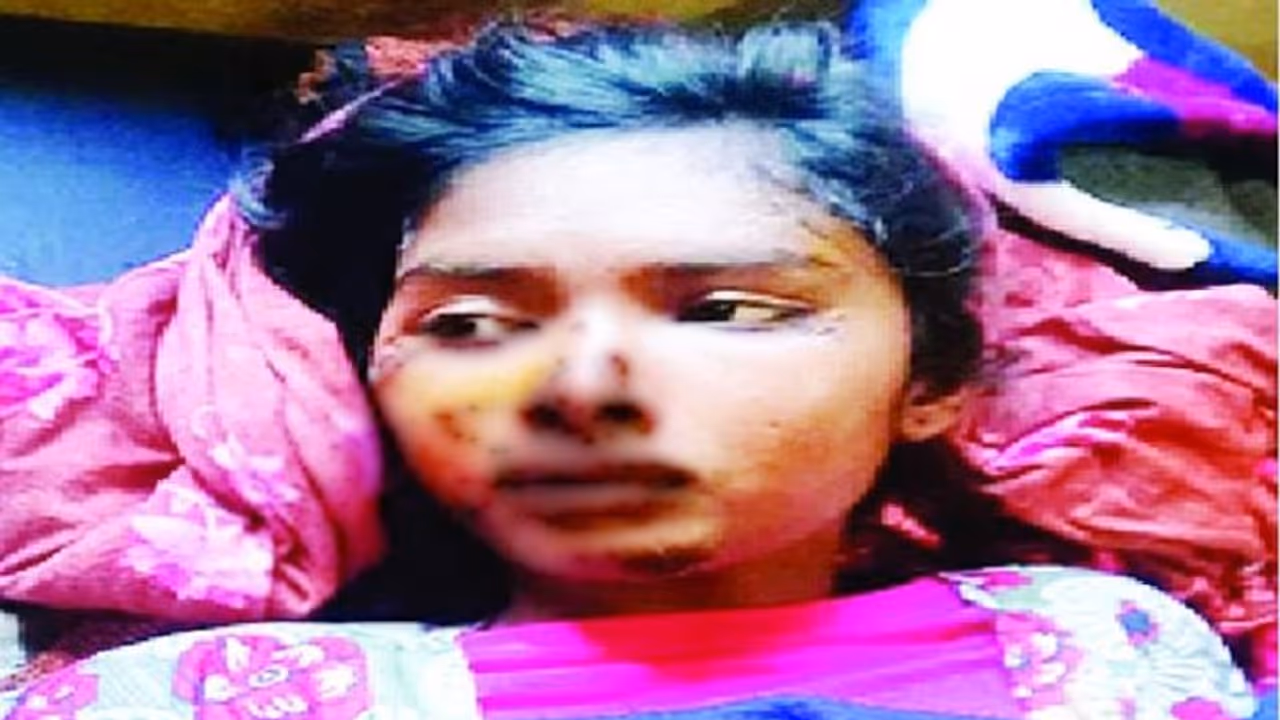 'मुझे नहीं पता कब रुकी गाड़ी' कौशांबी में भी दिल्ली जैसी घटना, कार में फंसकर 200 मीटर तक घिसटी छात्रा 'मुझे नहीं पता कब रुकी गाड़ी' कौशांबी में भी दिल्ली जैसी घटना, कार में फंसकर 200 मीटर तक घिसटी छात्रा