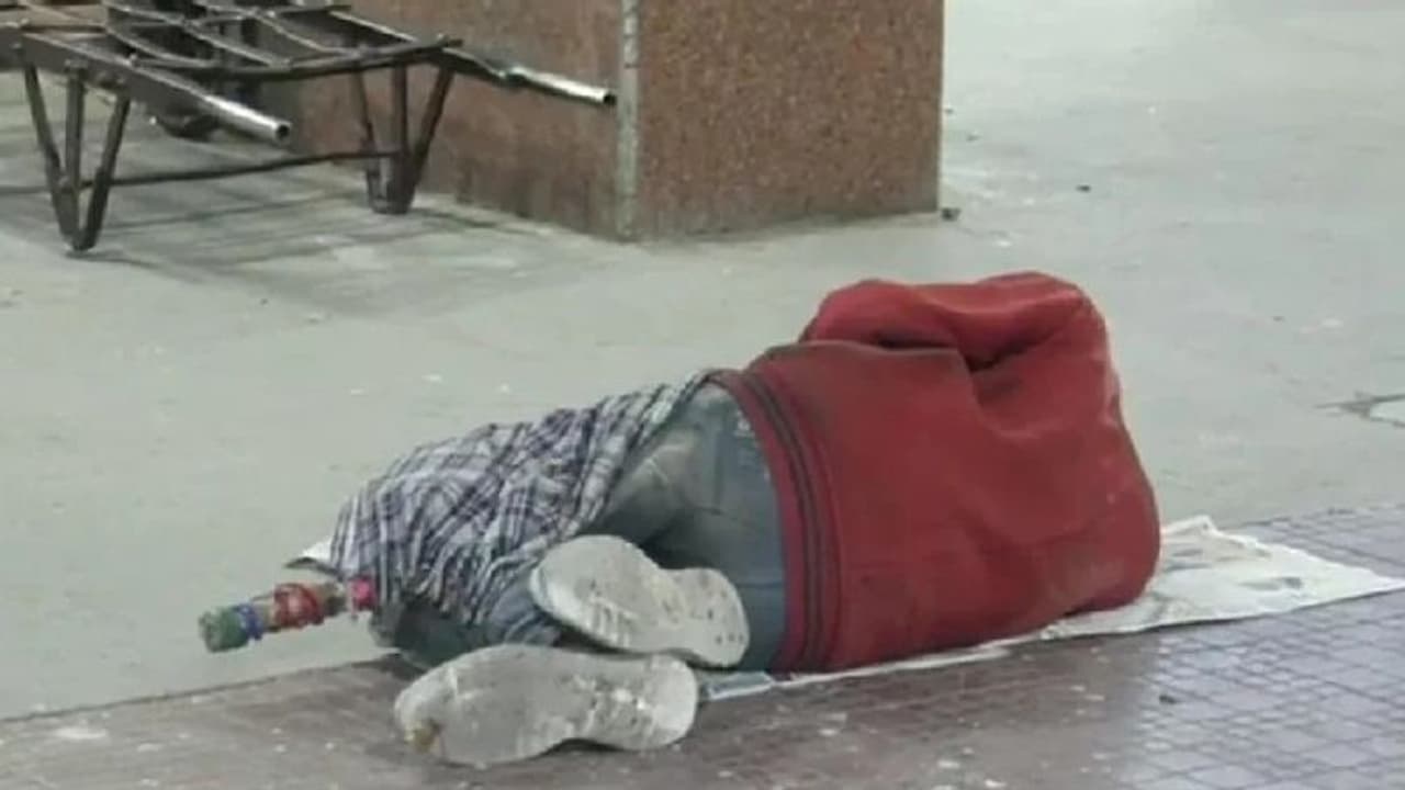 मध्य प्रदेश में जानलेवा हुई ठंड, इंदौर में एक युवक की मौत...सर्दी के कहर से अकड़ चुकी थी लाश मध्य प्रदेश में जानलेवा हुई ठंड, इंदौर में एक युवक की मौत...सर्दी के कहर से अकड़ चुकी थी लाश