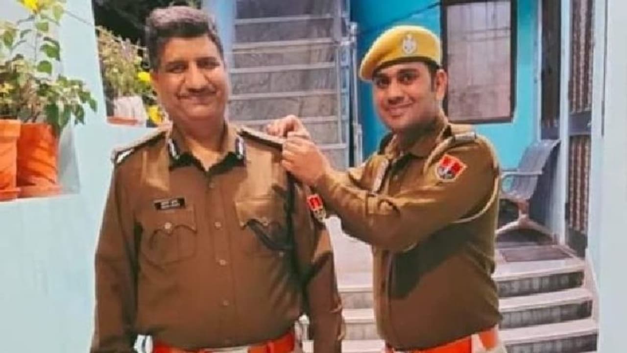 आखिर क्यों इस अफसर की वाहवाही कर रहा है पूरा देश, पुलिस वाले बोल रहे हैं IPS हो तो ऐसा... आखिर क्यों इस अफसर की वाहवाही कर रहा है पूरा देश, पुलिस वाले बोल रहे हैं IPS हो तो ऐसा...