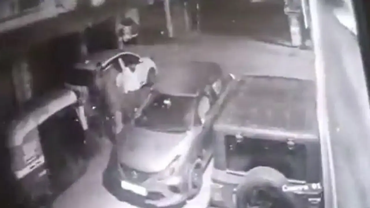 दिल्ली कांड: अंजलि की घसीटकर हत्या के बाद कार छोड़ ऑटो से भागे थे आरोपी, सामने आया नया CCTV वीडियो दिल्ली कांड: अंजलि की घसीटकर हत्या के बाद कार छोड़ ऑटो से भागे थे आरोपी, सामने आया नया CCTV वीडियो