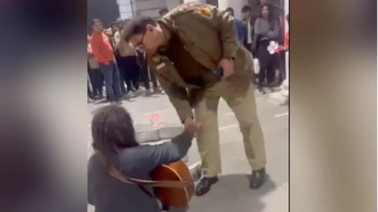 തെരുവില് ഗിറ്റാര് വായിച്ചിരുന്ന ചെറുപ്പക്കാരനെ തടഞ്ഞ് പൊലീസ് ഉദ്യോഗസ്ഥന്; വീഡിയോ തെരുവില് ഗിറ്റാര് വായിച്ചിരുന്ന ചെറുപ്പക്കാരനെ തടഞ്ഞ് പൊലീസ് ഉദ്യോഗസ്ഥന്; വീഡിയോ