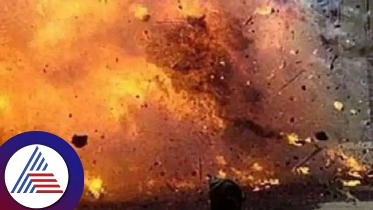 గణతంత్ర దినోత్సవానికి ఒక రోజు ముందు.. మణిపూర్లో పేలుడు, ముగ్గురికి గాయాలు, ఒకరి పరిస్థితి విషమం.. గణతంత్ర దినోత్సవానికి ఒక రోజు ముందు.. మణిపూర్లో పేలుడు, ముగ్గురికి గాయాలు, ఒకరి పరిస్థితి విషమం..