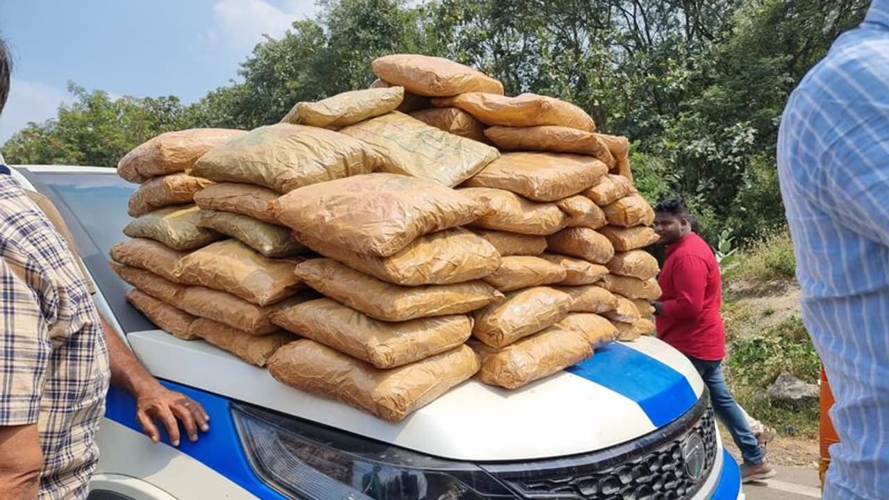 పుష్ఫ మూవీ స్టైల్లో గంజాయి స్మగ్లింగ్...ఐటీ సిటీలో రూ.12 కోట్ల విశాఖ గంజాయి పుష్ఫ మూవీ స్టైల్లో గంజాయి స్మగ్లింగ్...ఐటీ సిటీలో రూ.12 కోట్ల విశాఖ గంజాయి