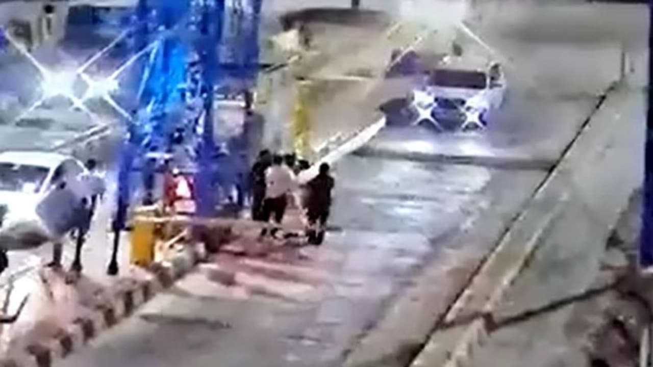 ಟೋಲ್ ಸಿಬ್ಬಂದಿಗೆ ಥಳಿಸಿದ BRS ಶಾಸಕನ ವಿಡಿಯೋ ವೈರಲ್, ನಾನವನಲ್ಲ ಎಂದ ನಾಯಕ!