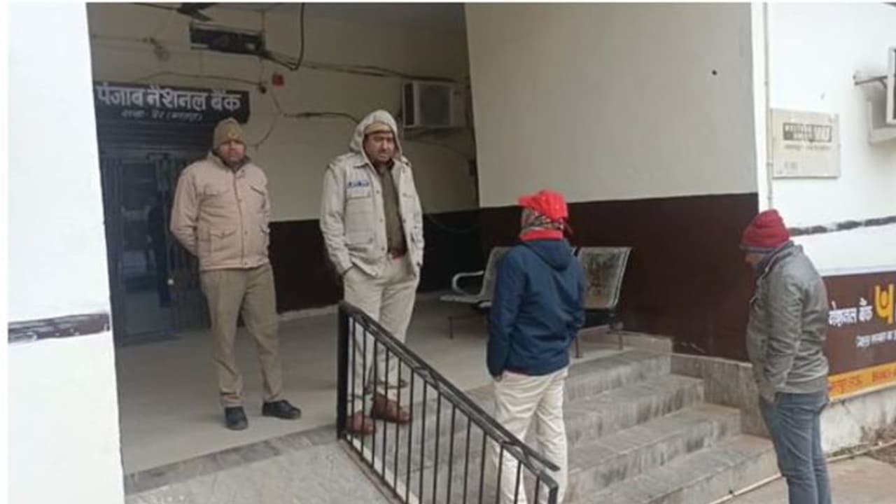 10 बजे बैंक खुला 11 बजे कंबल वाले शख्स ने लूट लिए 10 लाख रु., देखें रॉबरी का LIVE CCTV