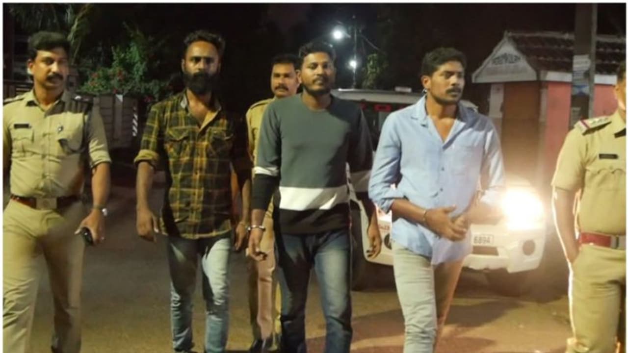 യുവാവിനെ വെട്ടിപ്പരിക്കേൽപ്പിച്ച കേസിൽ മൂന്ന് പ്രതികൾ അറസ്റ്റില് യുവാവിനെ വെട്ടിപ്പരിക്കേൽപ്പിച്ച കേസിൽ മൂന്ന് പ്രതികൾ അറസ്റ്റില്