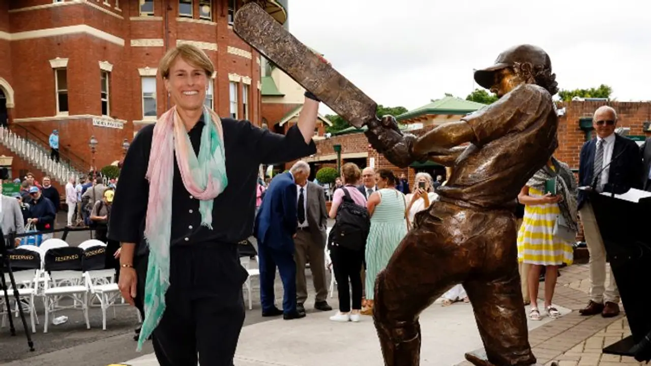 ప్రపంచంలో మొట్టమొదటి మహిళా క్రికెటర్ విగ్రహం.. ఆసీస్ మాజీ కెప్టెన్ బెలిండా క్లార్క్కి అరుదైన గౌరవం... ప్రపంచంలో మొట్టమొదటి మహిళా క్రికెటర్ విగ్రహం.. ఆసీస్ మాజీ కెప్టెన్ బెలిండా క్లార్క్కి అరుదైన గౌరవం...