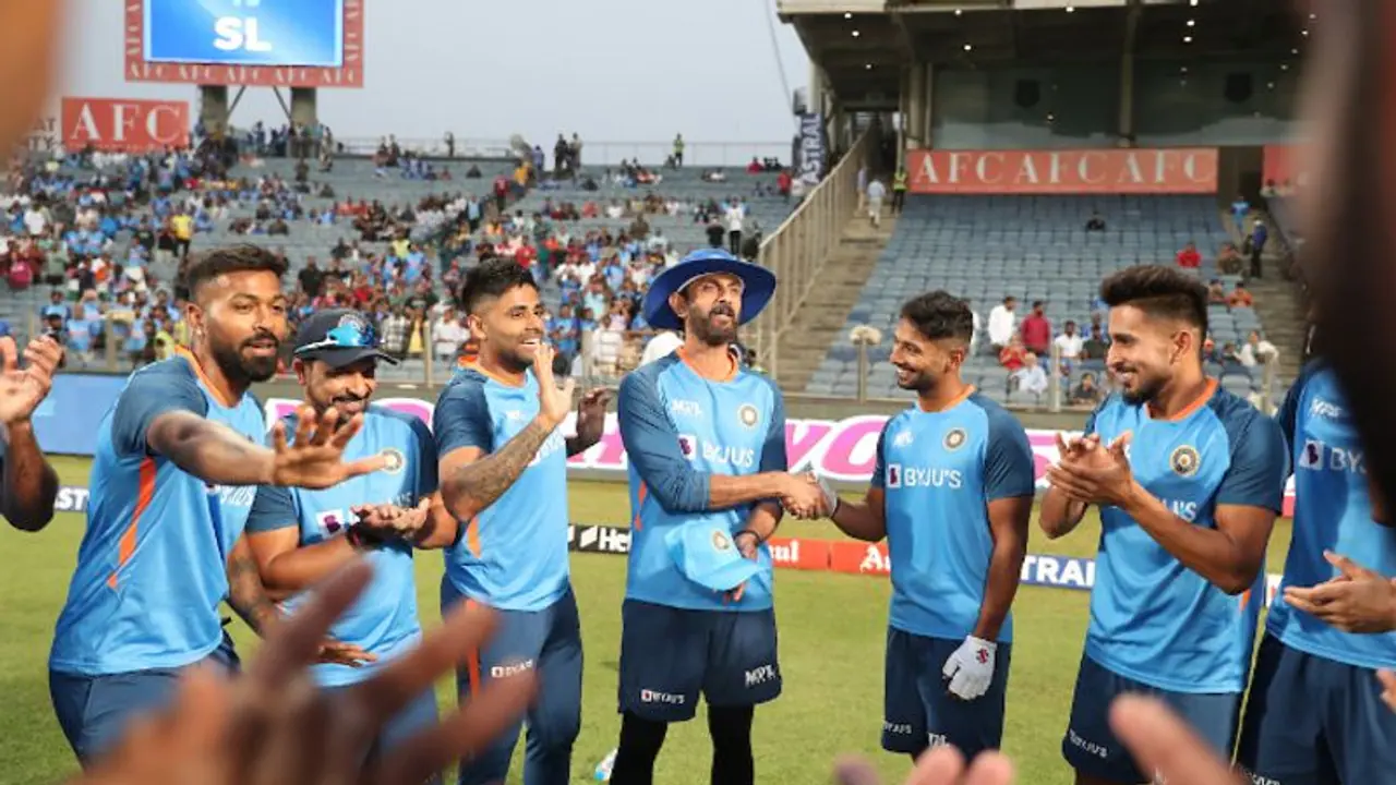 INDvsSL 2nd T20I: టాస్ గెలిచిన టీమిండియా... రాహుల్ త్రిపాఠికి అవకాశం... INDvsSL 2nd T20I: టాస్ గెలిచిన టీమిండియా... రాహుల్ త్రిపాఠికి అవకాశం...