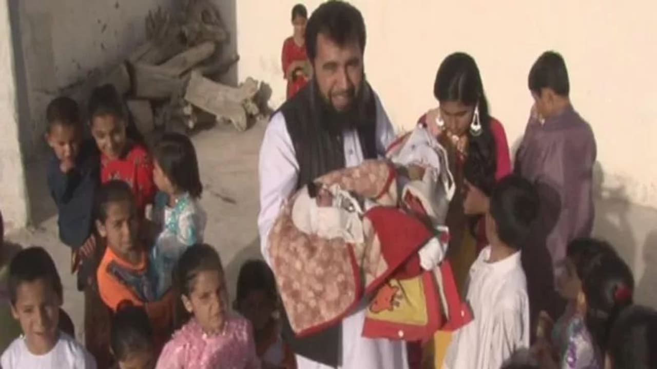 മൂന്ന് ഭാര്യമാരുള്ള പാക് ഡോക്ടര്ക്ക് 60 ാമത്തെ കുഞ്ഞ്, ഒരു ഭാര്യ കൂടി വേണമെന്നും 50 കാരന്! മൂന്ന് ഭാര്യമാരുള്ള പാക് ഡോക്ടര്ക്ക് 60 ാമത്തെ കുഞ്ഞ്, ഒരു ഭാര്യ കൂടി വേണമെന്നും 50 കാരന്!