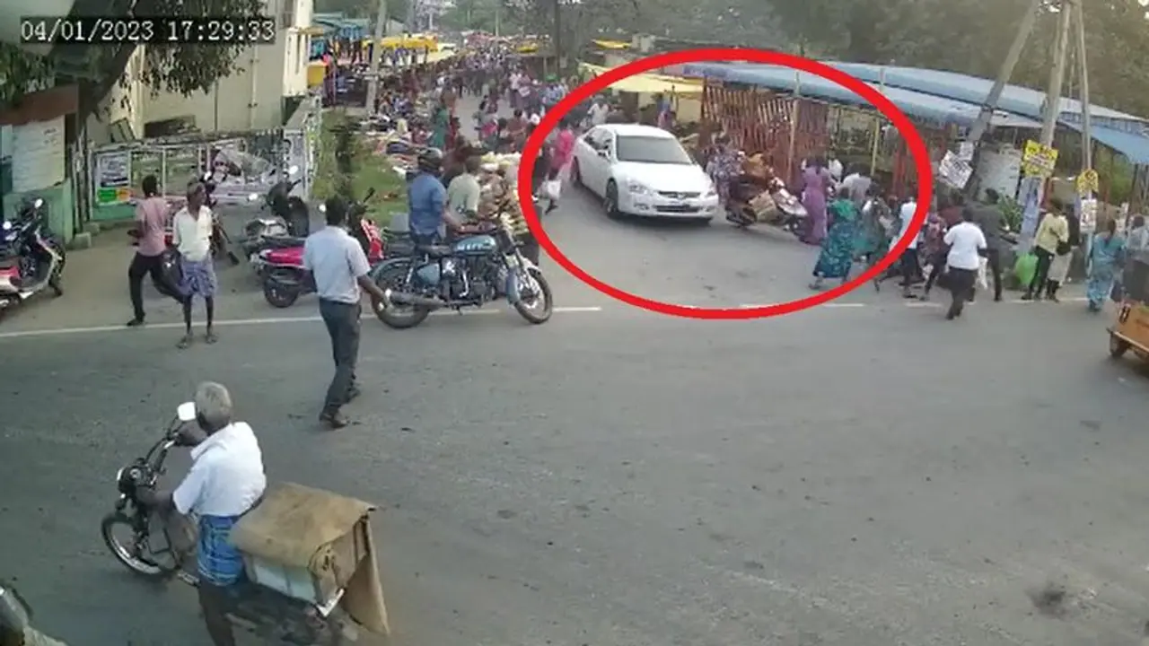 உரிமையாளரை தாக்கிவிட்டு காரை கொள்ளையடித்த கும்பல்… தாறுமாறாக ஓட்டி மக்கள் மீது மோதும் சிசிடிவி காட்சி!!