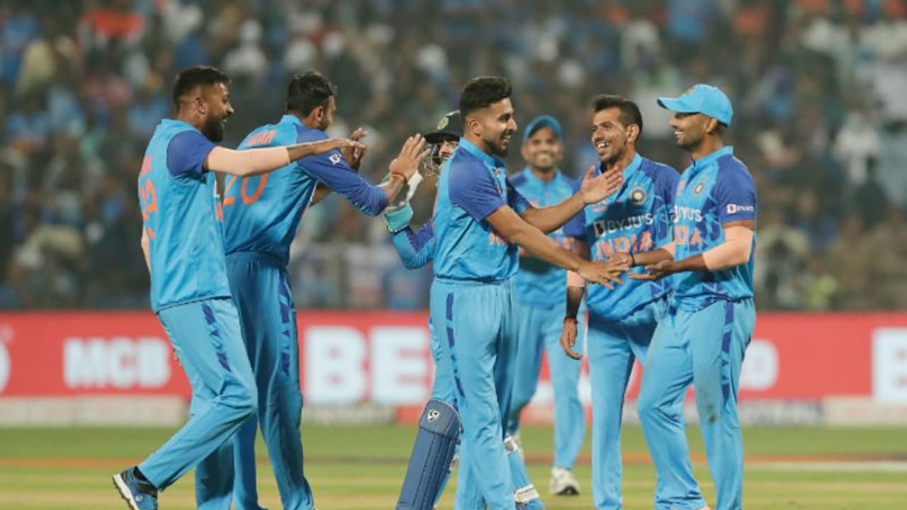 തീതുപ്പി ഉമ്രാന്റെ ബൗളിംഗ്, കെടുത്തി ശനകയുടെ മിന്നലാക്രമണം; ഇന്ത്യക്ക് 207 റണ്സ് വിജയലക്ഷ്യം തീതുപ്പി ഉമ്രാന്റെ ബൗളിംഗ്, കെടുത്തി ശനകയുടെ മിന്നലാക്രമണം; ഇന്ത്യക്ക് 207 റണ്സ് വിജയലക്ഷ്യം