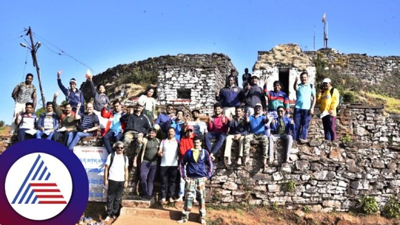 Chikkamagaluru: ಹಬ್ಬದ ಪ್ರಯುಕ್ತ ಮುಳ್ಳಯ್ಯನಗಿರಿಗೆ ಸರ್ಕಾರಿ ನೌಕರರಿಂದ ಚಾರಣ