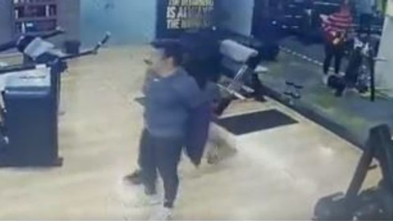 ജിമ്മിൽ വർക്കൗട്ടിനിടെ ഹോട്ടലുടമ കുഴഞ്ഞുവീണ് മരിച്ചു വീഡിയോ ജിമ്മിൽ വർക്കൗട്ടിനിടെ ഹോട്ടലുടമ കുഴഞ്ഞുവീണ് മരിച്ചു വീഡിയോ