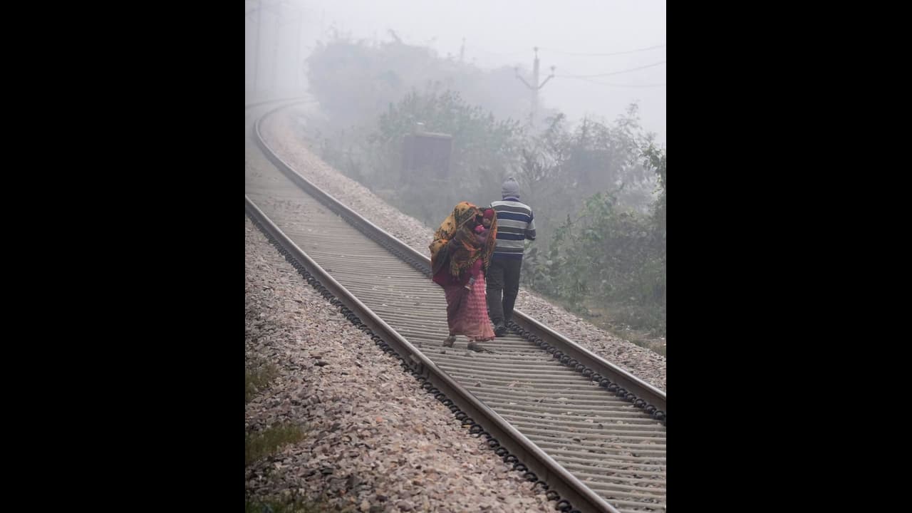 कोहरे खराब मौसम से कुछ दूर भी नहीं देख पा रहे पायलट्स, घंटों देरी से चल रही ट्रेंनें, यहां देखिए NR की लिस्ट कोहरे खराब मौसम से कुछ दूर भी नहीं देख पा रहे पायलट्स, घंटों देरी से चल रही ट्रेंनें, यहां देखिए NR की लिस्ट