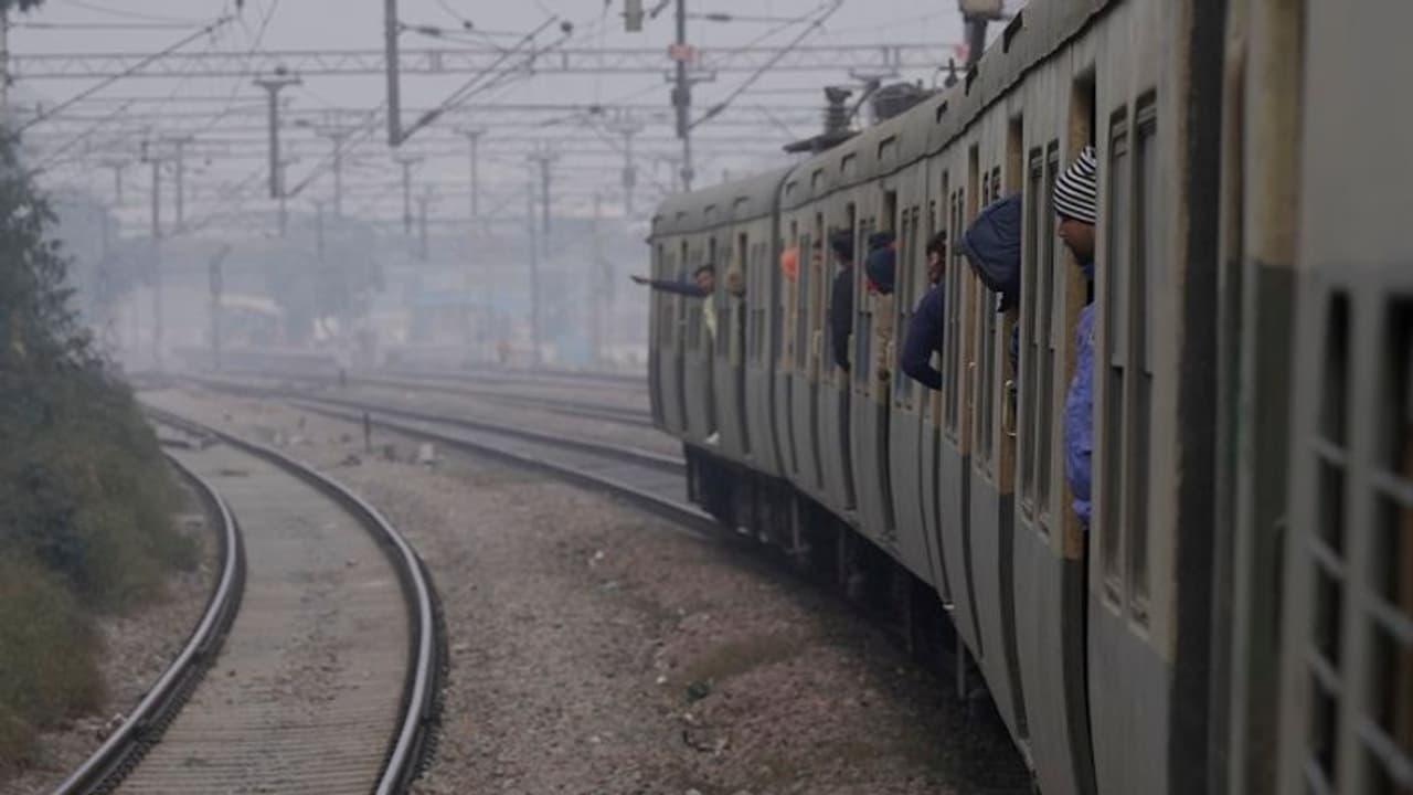 Temperature in Delhi dips to 3 degrees Celsius after 2 years; cold wave to persist today Temperature in Delhi dips to 3 degrees Celsius after 2 years; cold wave to persist today