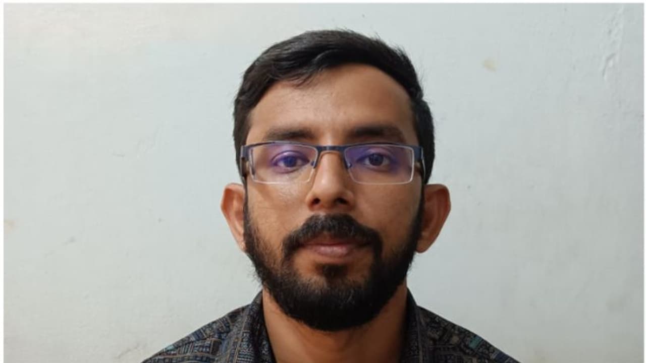 വീട്ടമ്മയെ വ്യാജ സന്ദേശം നിര്മ്മിച്ച് അപമാനിക്കാന് ശ്രമിച്ച കേസില് മുന് മദ്രസാ അധ്യാപകന് അറസ്റ്റില് വീട്ടമ്മയെ വ്യാജ സന്ദേശം നിര്മ്മിച്ച് അപമാനിക്കാന് ശ്രമിച്ച കേസില് മുന് മദ്രസാ അധ്യാപകന് അറസ്റ്റില്