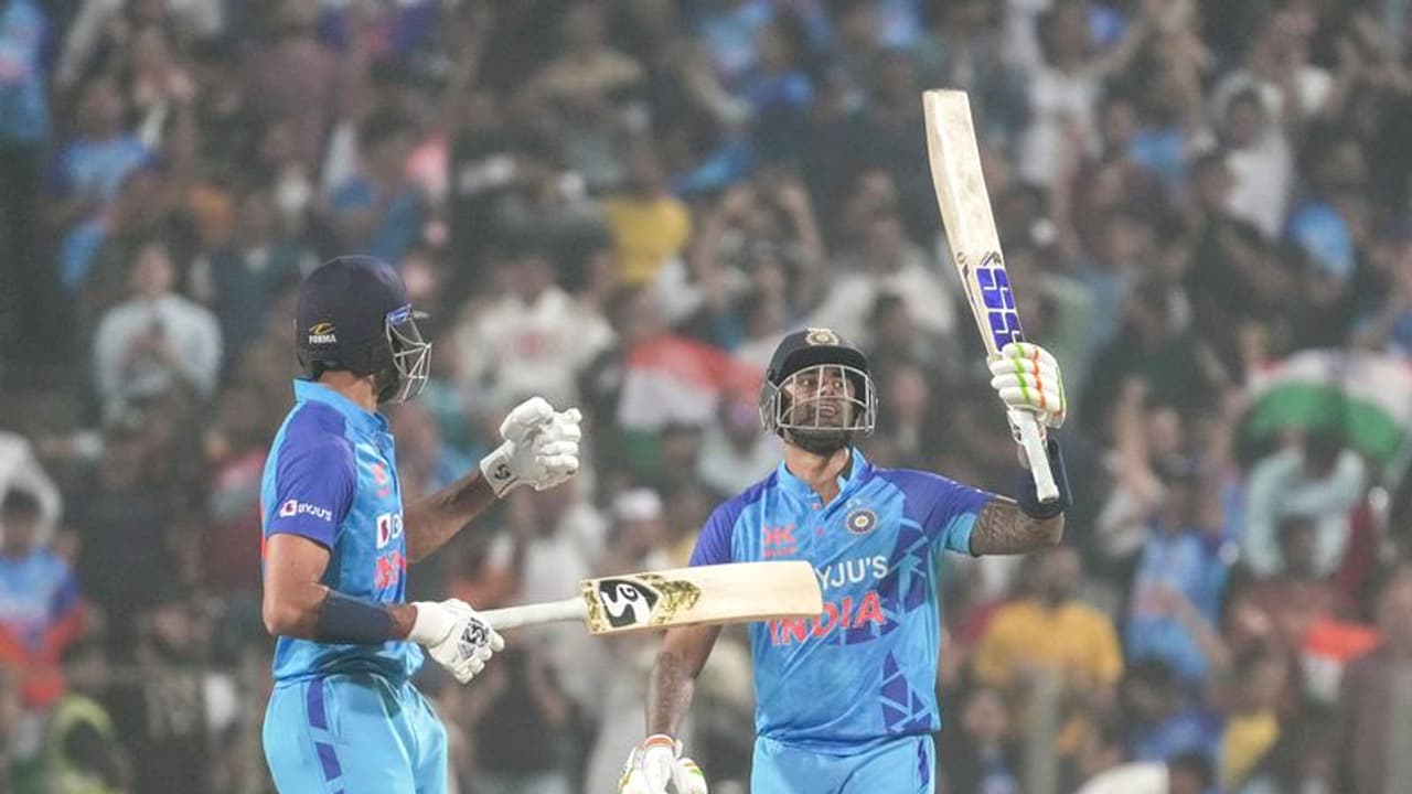 రాహుల్ త్రిపాఠి మెరుపులు, సూర్య భాయ్ మరో హాఫ్ సెంచరీ! భారీ స్కోరు దిశగా టీమిండియా... రాహుల్ త్రిపాఠి మెరుపులు, సూర్య భాయ్ మరో హాఫ్ సెంచరీ! భారీ స్కోరు దిశగా టీమిండియా...