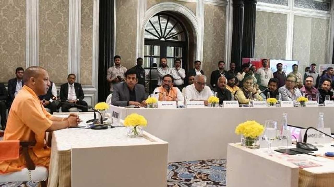 मुंबई में योगी से बॉलीवुड हस्तियों ने की मुलाकात, CM ने बताया अपना बिग ऑफर