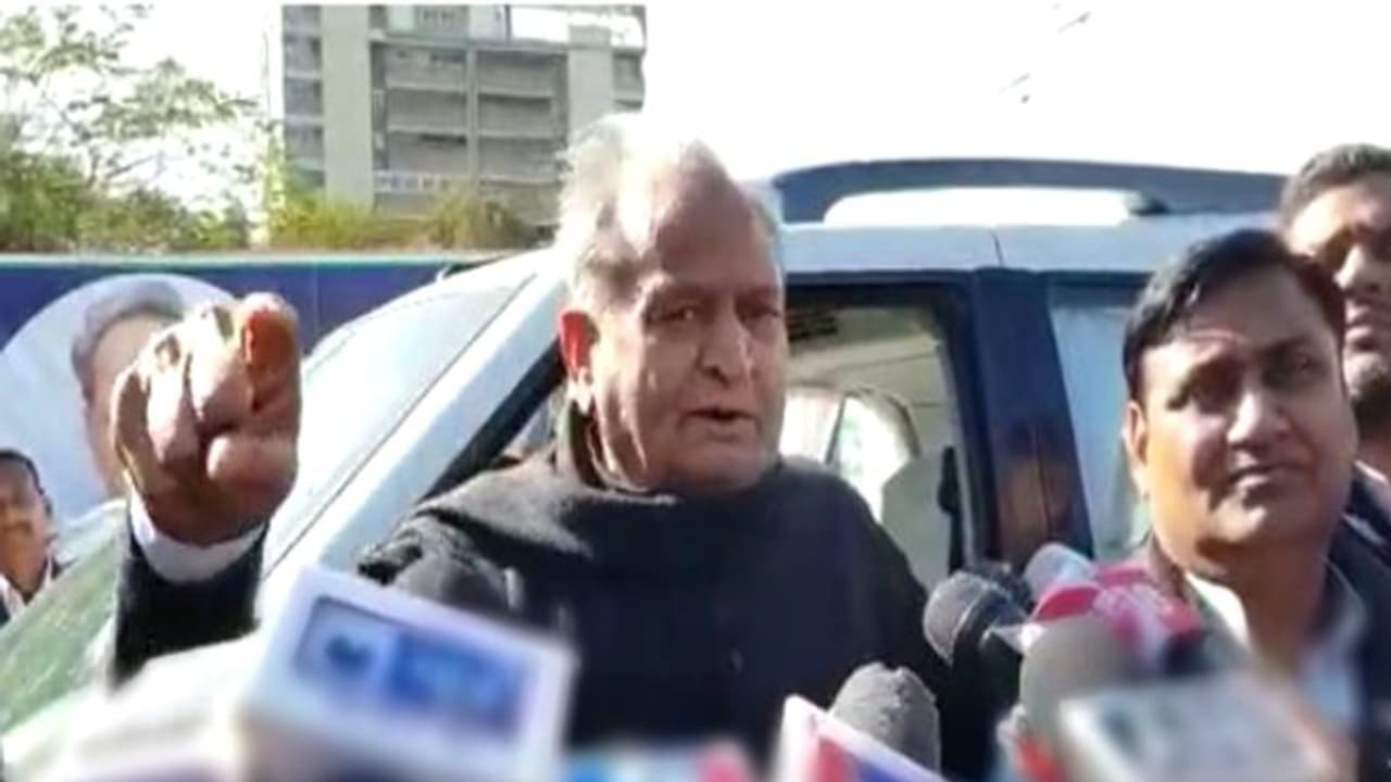 रेपिस्ट गैंगस्टर के बाल कटवाकर बाजार में उनकी परेड करवाऊं...अशोक गहलोत का बयान वायरल रेपिस्ट गैंगस्टर के बाल कटवाकर बाजार में उनकी परेड करवाऊं...अशोक गहलोत का बयान वायरल