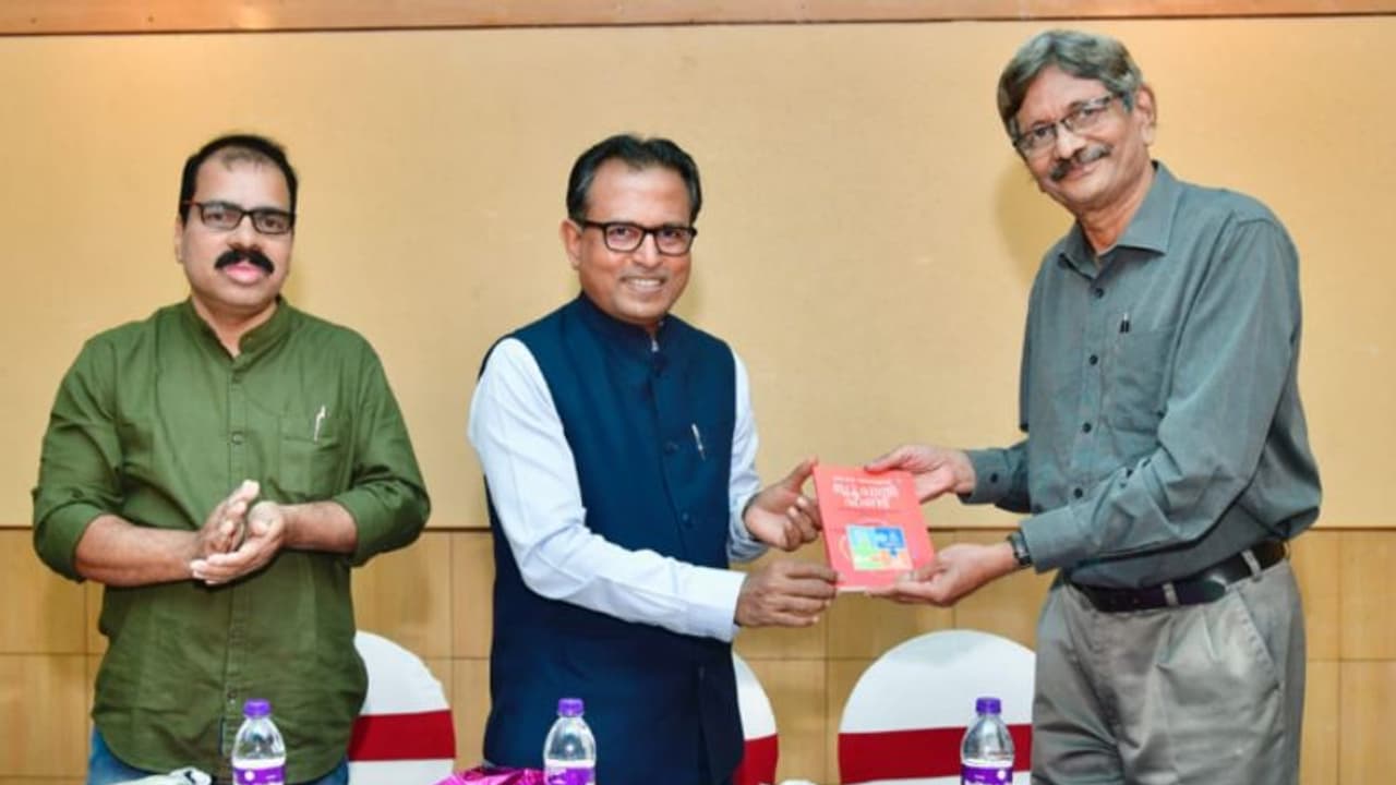 കെകെ ജയകുമാറിന്റെ മ്യൂച്ച്വൽ ഫണ്ട് പുസ്തകം പ്രകാശനം ചെയ്തു