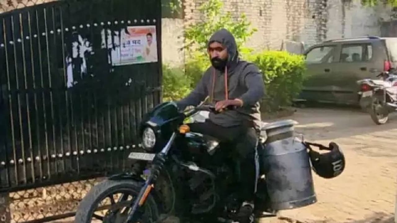 'വേറെ ലെവൽ' ; ഹാര്‍ലി ഡേവിഡ്‌സണില്‍ പാല്‍ വില്‍ക്കുന്ന യുവാവ്, വീഡിയോ കാണാം