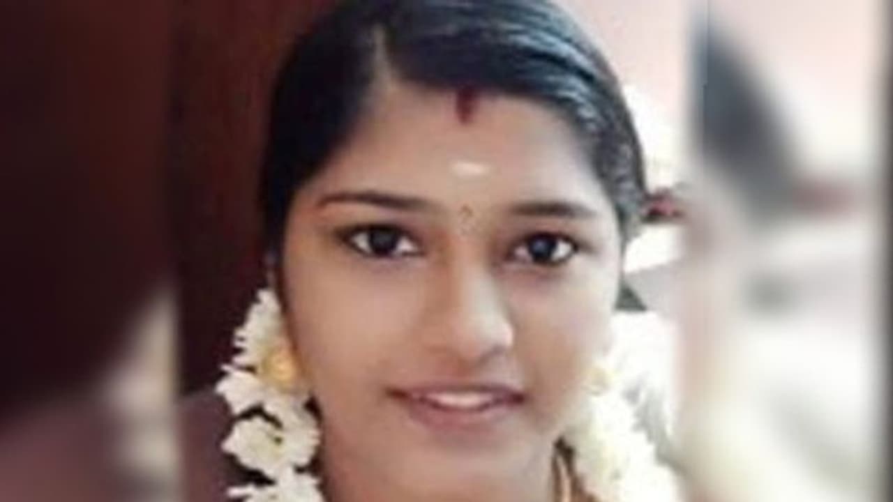 ಪತಿಯ ಬೆದರಿಸಲು ಹೋಗಿ ಬೆಂಕಿ ಹಚ್ಚಿಕೊಂಡ ಗರ್ಭಿಣಿ ಪತ್ನಿ: ಮಗು ಸಾವು